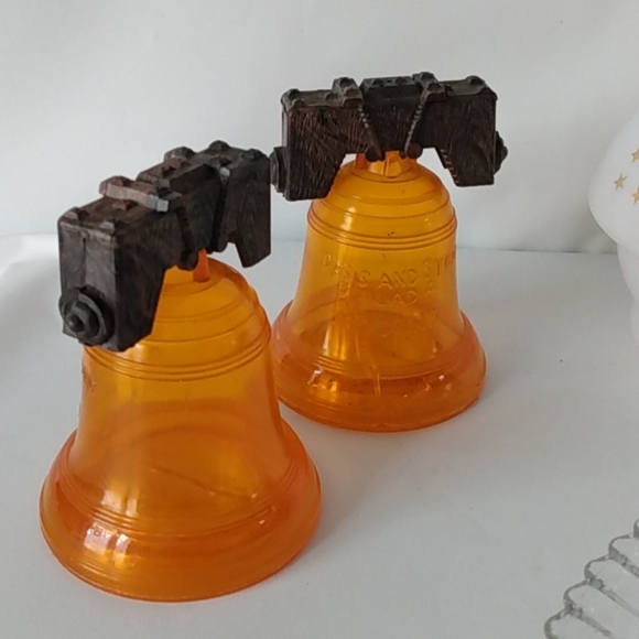 Americana, liberty bell salt and pepper shakers, eagle plate, coffee carafe - Picture 2 of 11